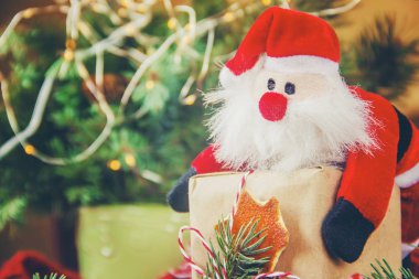 Hediyeler ile ahşap arka plan. Seçici odak. 