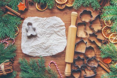 Noel ev yapımı kurabiyeler. Seçici odak.