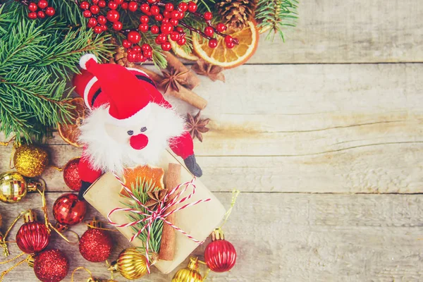 Hediyeler ile ahşap arka plan. Seçici odak. 