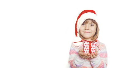 çocuk elinde hediye ile. Seçici odak.