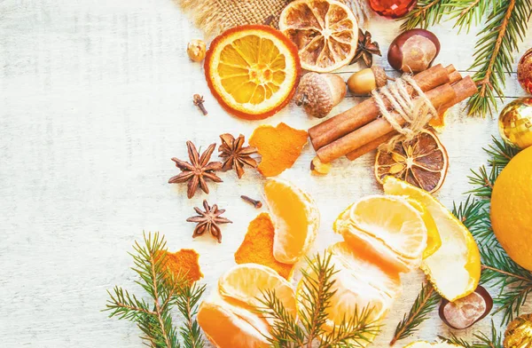 Kerstmis achtergrond met mandarijnen. Selectieve aandacht. — Stockfoto