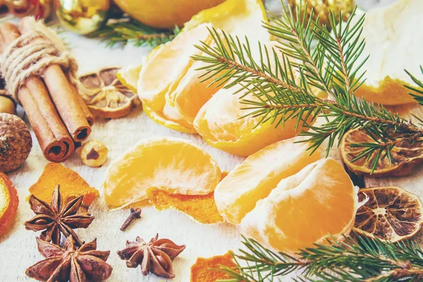 Рождественский фон с мандаринами. Селективный фокус . — стоковое фото