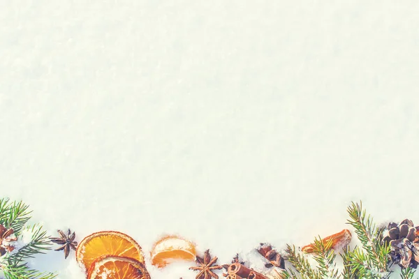 Kerstmis achtergrond met mandarijnen. Selectieve aandacht. — Stockfoto