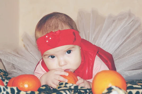 Bambino e mandarino. Focus selettivo . — Foto Stock