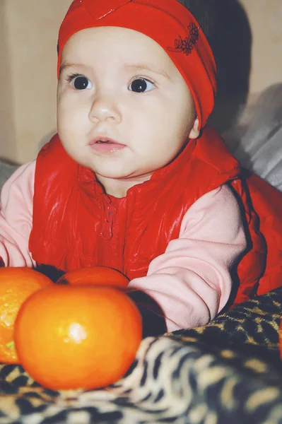 Child and tangerine. Selective focus. — Stock Photo, Image