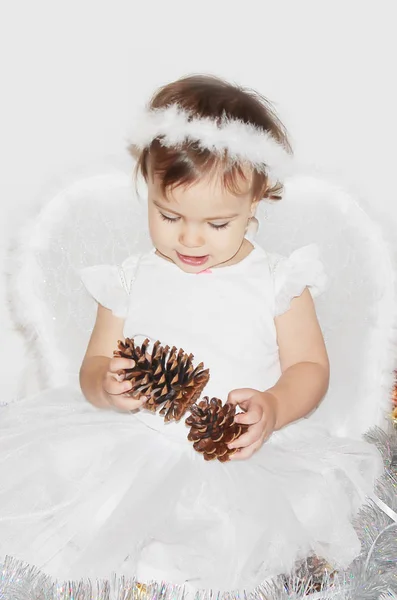 Małe dziecko w stroju anioła. Selektywny fokus. — Zdjęcie stockowe