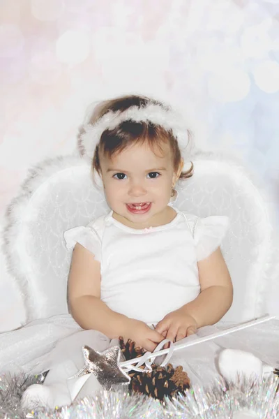 Malé dítě v kostýmu anděla. Selektivní fokus. — Stock fotografie