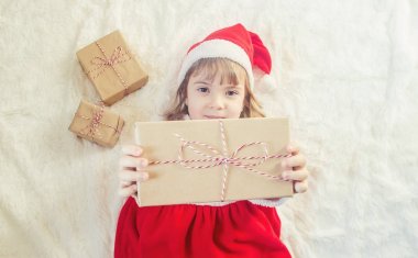 Çocuk Noel Baba kostüm hafif bir arka plan üzerinde. seçici odak.