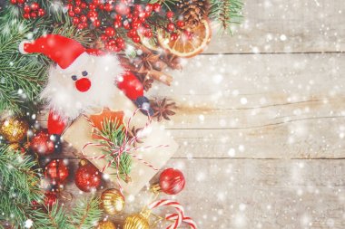 Hediyeler ile ahşap arka plan. Seçici odak. 