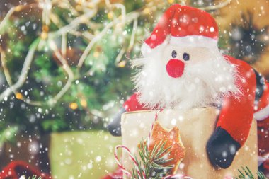 Hediyeler ile ahşap arka plan. Seçici odak. 