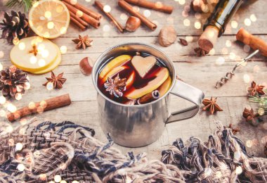 Mulled şarap. Seçici odak.