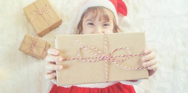 Çocuk Noel Baba kostüm hafif bir arka plan üzerinde. seçici odak.