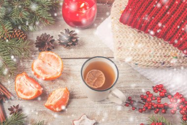 Noel zemin üzerine sıcak bir içecek. Seçici odak.