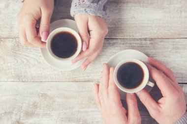 Kadın ve erkeklerin elinde kahve olan bardaklar. Seçici odak.