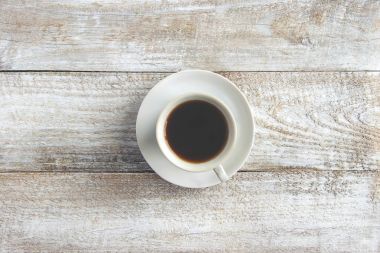 Kadın ve erkeklerin elinde kahve olan bardaklar. Seçici odak.