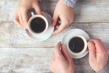Kadın ve erkeklerin elinde kahve olan bardaklar. Seçici odak.