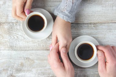 Kadın ve erkeklerin elinde kahve olan bardaklar. Seçici odak.