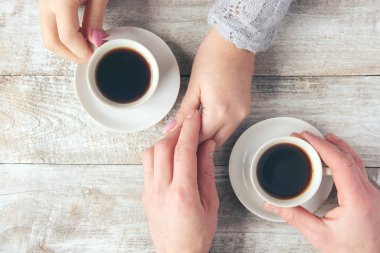 Kadın ve erkeklerin elinde kahve olan bardaklar. Seçici odak.