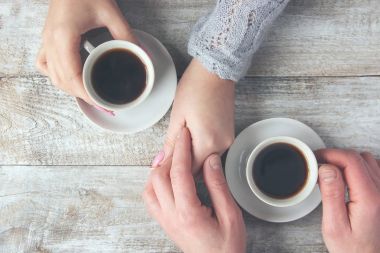 Kadın ve erkeklerin elinde kahve olan bardaklar. Seçici odak.