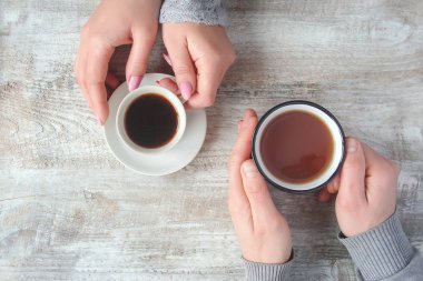 Kadın ve erkek elinde çay bardak. Seçici odak.