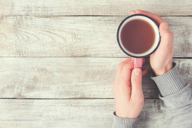 Kadın ve erkek elinde çay bardak. Seçici odak.