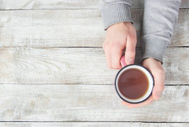 Kadın ve erkek elinde çay bardak. Seçici odak.