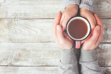 Kadın ve erkek elinde çay bardak. Seçici odak.