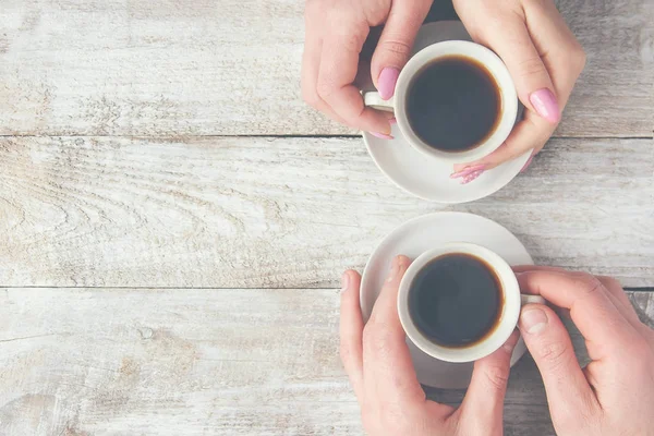 Copos Com Café Nas Mãos Homens Mulheres Foco Seletivo — Fotografia de Stock