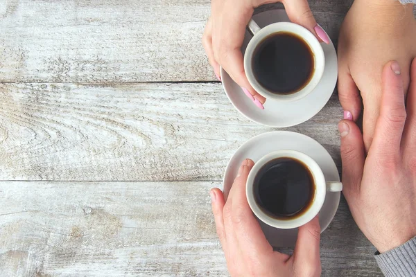 Tazze Con Caffè Nelle Mani Uomini Donne Focus Selettivo — Foto Stock