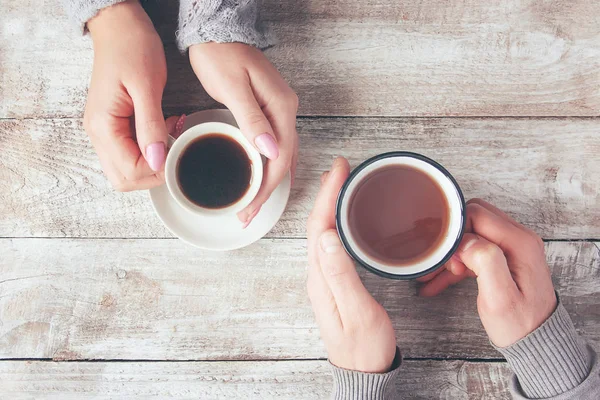 Csésze Tea Férfiak Nők Kezében Szelektív Összpontosít — Stock Fotó