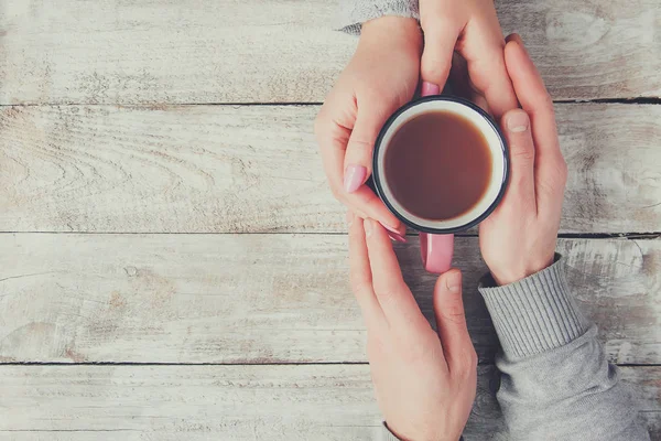 Csésze Tea Férfiak Nők Kezében Szelektív Összpontosít — Stock Fotó