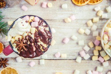 Sıcak çikolata ve şekerleme Noel arka plan üzerinde. Seçici odak. 