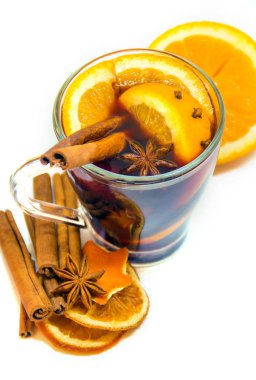 yemek pişirmek için malzemeler beyaz izole zemin üzerinde şarap mulled. seçici odak.