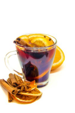 yemek pişirmek için malzemeler beyaz izole zemin üzerinde şarap mulled. seçici odak.