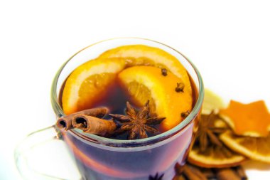 yemek pişirmek için malzemeler beyaz izole zemin üzerinde şarap mulled. seçici odak.