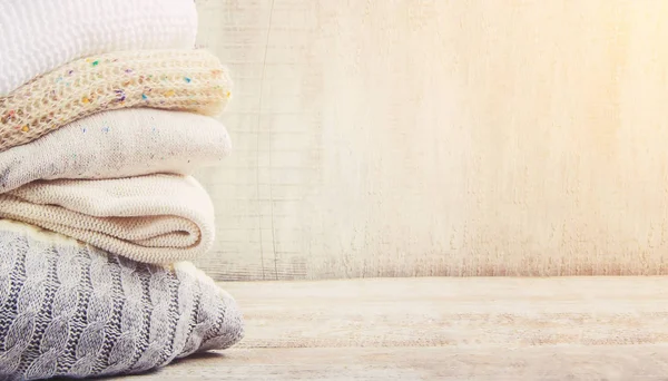 Ahşap arka plan üzerinde sıcak kış giysileri. Seçici odak. 