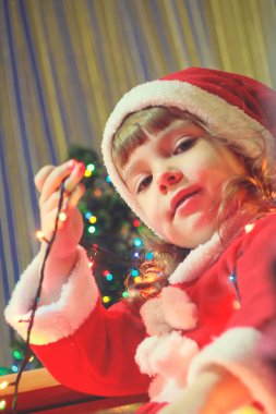 Bir çocuk bir Noel ağacı Giydir. Seçici odak.