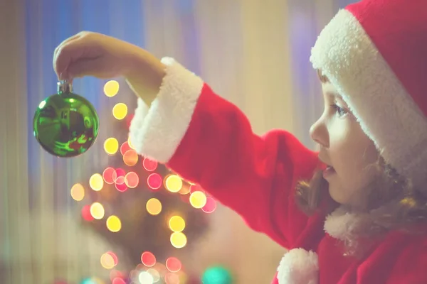 子供のドレス クリスマス ツリー 選択と集中 — ストック写真