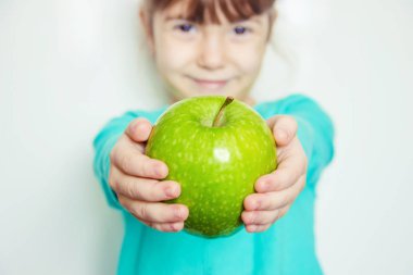 Çocuk ve yeşil elma. Seçici odak. 