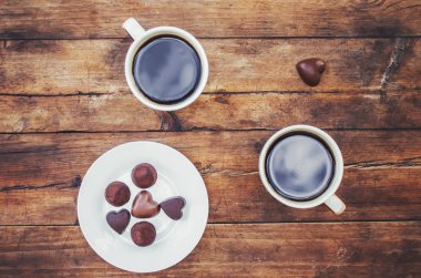 Kadın ve erkeklerin elinde kahve olan bardaklar. Seçici odak.