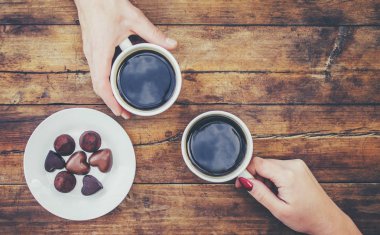 Kadın ve erkeklerin elinde kahve olan bardaklar. Seçici odak.