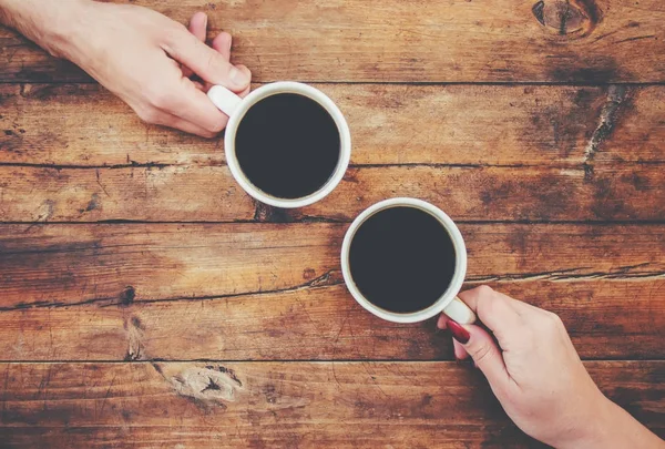 Kadın ve erkeklerin elinde kahve olan bardaklar. Seçici odak.
