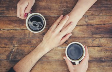 Kadın ve erkeklerin elinde kahve olan bardaklar. Seçici odak.