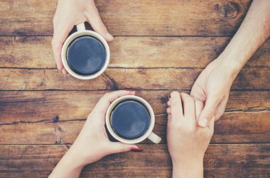 Kadın ve erkeklerin elinde kahve olan bardaklar. Seçici odak.