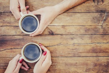 Kadın ve erkeklerin elinde kahve olan bardaklar. Seçici odak.