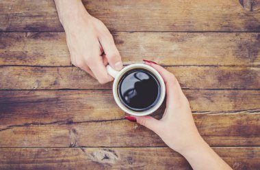 Kadın ve erkeklerin elinde kahve olan bardaklar. Seçici odak.