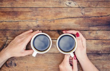 Kadın ve erkeklerin elinde kahve olan bardaklar. Seçici odak.