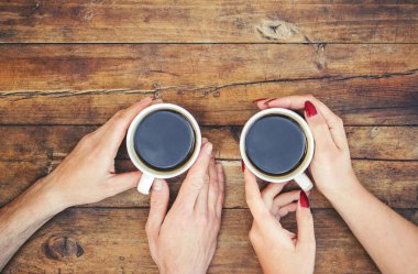 Kadın ve erkeklerin elinde kahve olan bardaklar. Seçici odak.