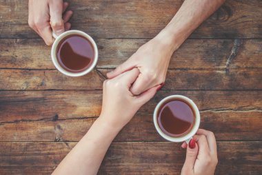 Kadın ve erkek elinde çay bardak. Seçici odak.