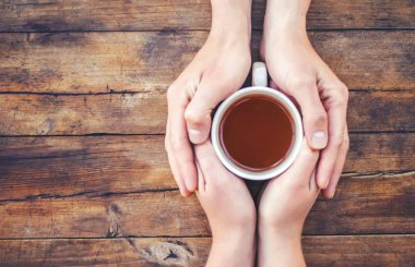 Kadın ve erkek elinde çay bardak. Seçici odak.